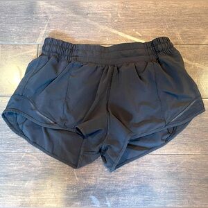 Lulu Lemon Low Rise 2.5’ Hotty Hot Shorts. Size 6